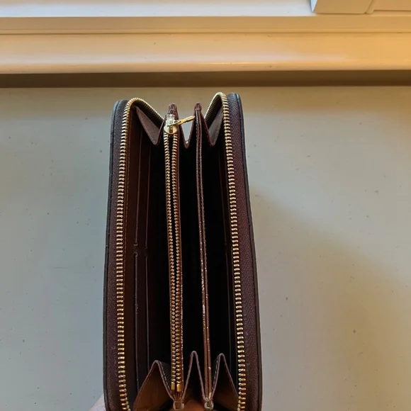 Louis Vuitton | Zippy Wallet w/ Brown Interior | Good to Great Condition - Picture 5 of 14
